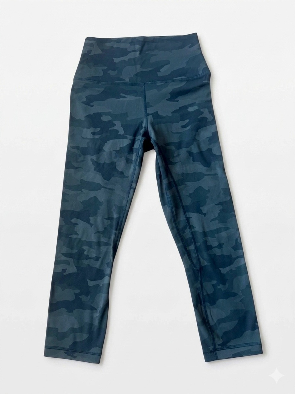 Heynuts Women's High-Waisted Capri Leggings Size Small (no tag) - Green Camo